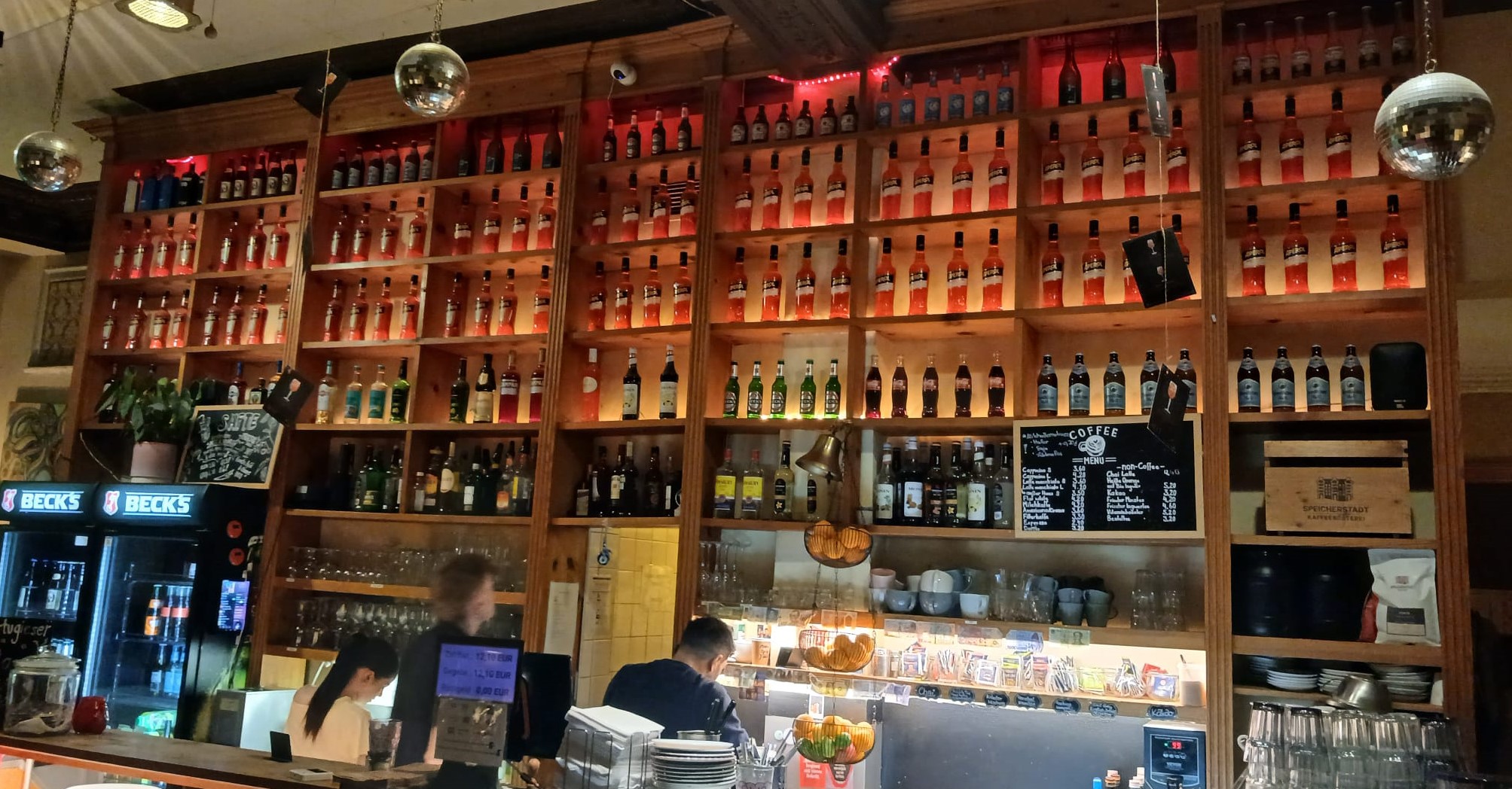 Beleuchteter Rücktresen im Café May am Abend